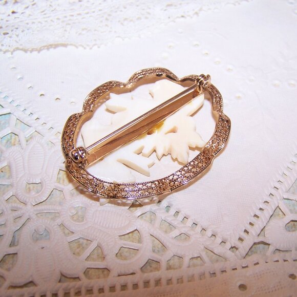 Oval Costume Gold Tone Filigree Pin Brooch - Carved Plastic Birds on Branch - Picture 4 of 5